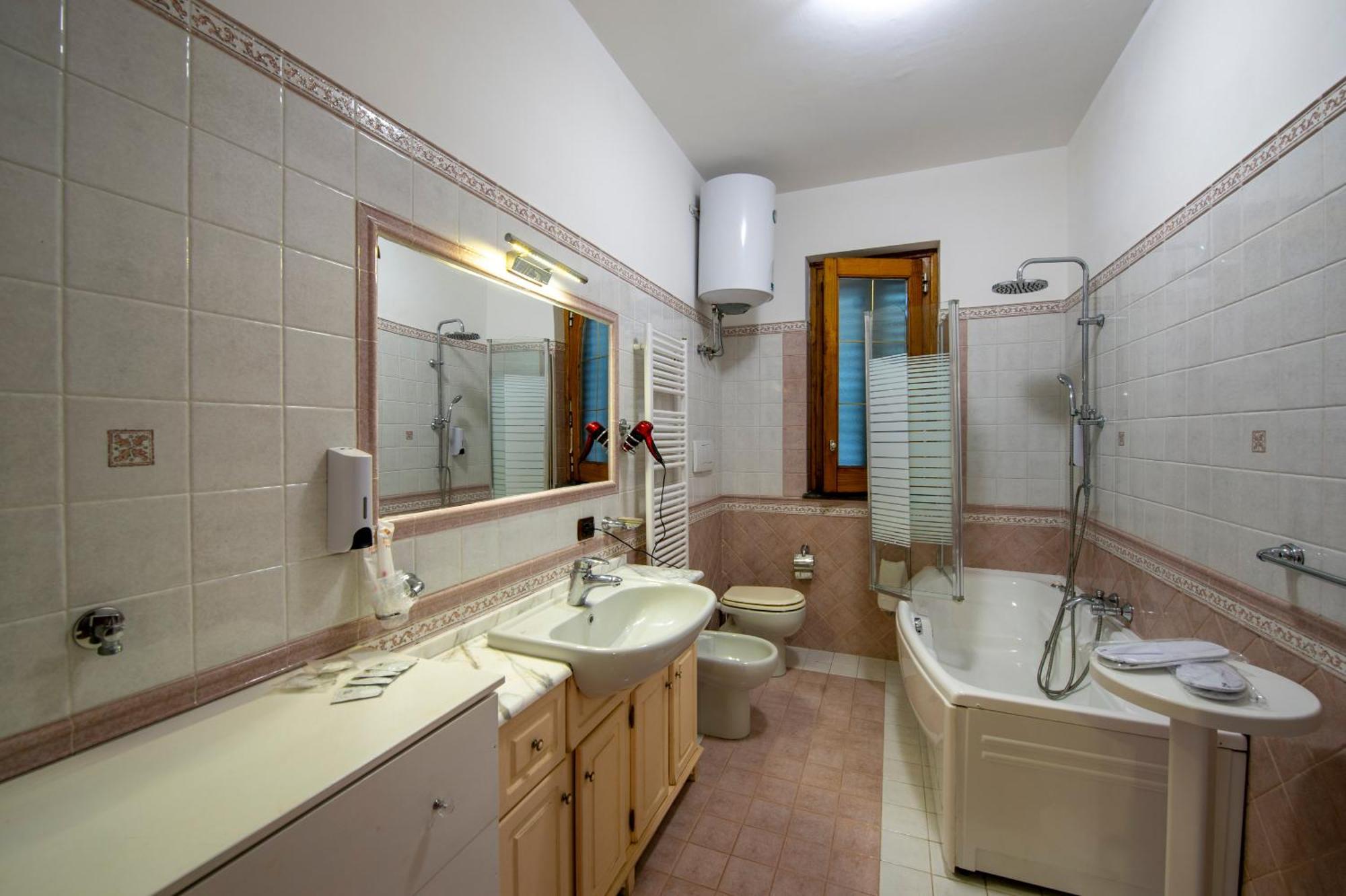Esclusiva Con Piscina Privata Su *